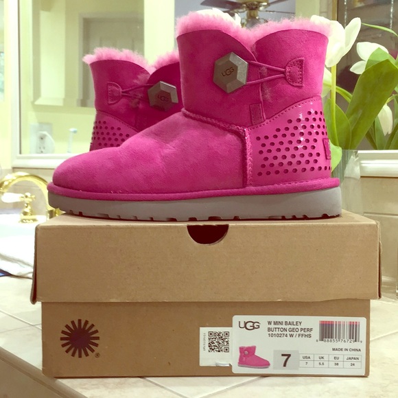 pink uggs size 7